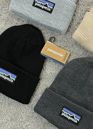 Шапка patagonia art. 0220. дуже добре тягнеться,мʼяка,не колеться на голові, тепла,можно як і для весни, так і для холодної осені