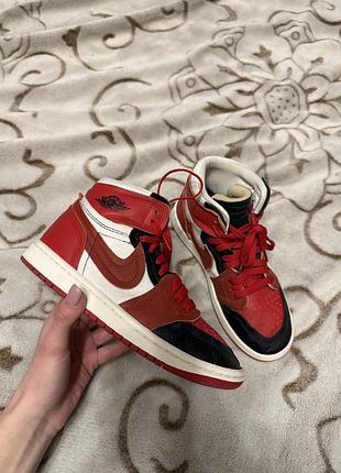 Nike air jordan 1 high chicago.