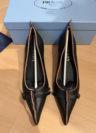 Жіночі коричневі туфлі prada із швами