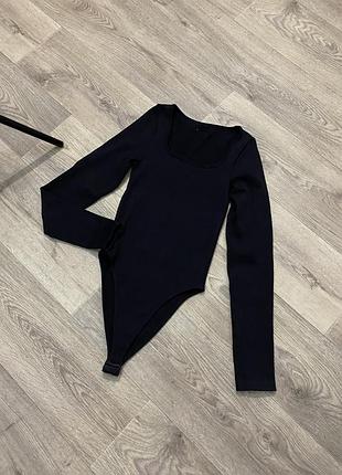 Безшовний чорний боді в рубчик на невеликому утепленні якісний 36 s