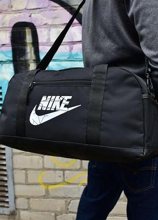 Дорожная спортивная сумка nike - удобный формат без лишнего