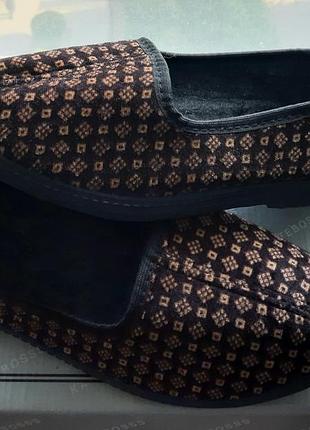 Тапочки капці жіночі із закритою п'яткою