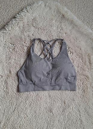 Спортивний топ з красивою спинкою