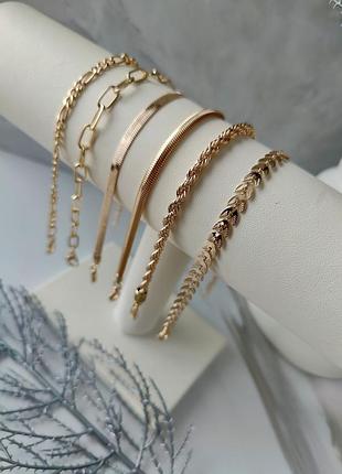 Золотисті жіночі браслети на руку представлені в кількох популярних стилях плетіння.