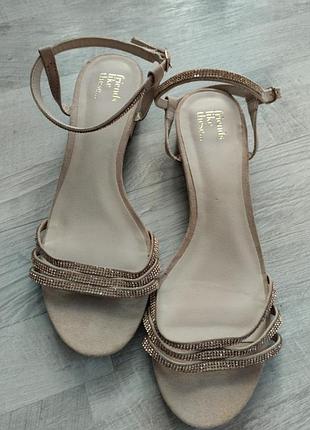 Босоножки женские