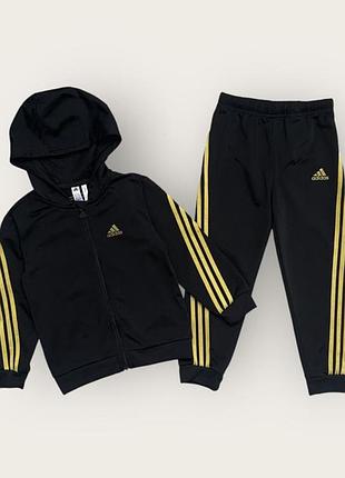 Оригінальний спортивний костюм adidas на хлопчика