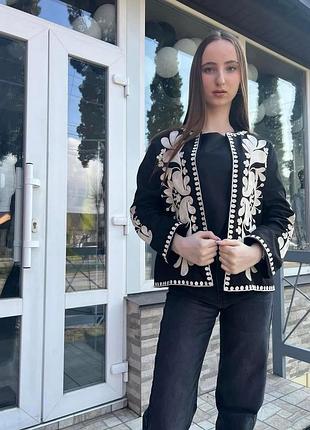 Жіночий жакет з вишивкою