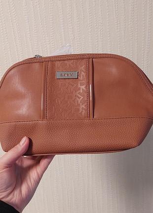 Светло-коричнева косметичка с эко-уожи с тиснением ,на одно отделение dkny