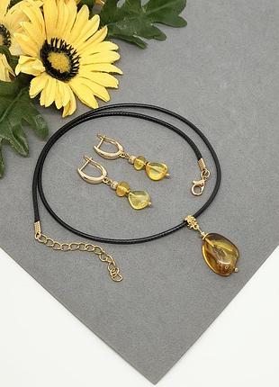 Комплект украшений из необработанного янтаря "солнечный витраж"