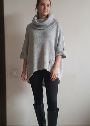 Женский вязаный свитер с высоким воротником и карманами
