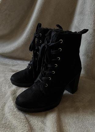 Зимові ботильйони чорні замшеві на каблуку, розмір 38