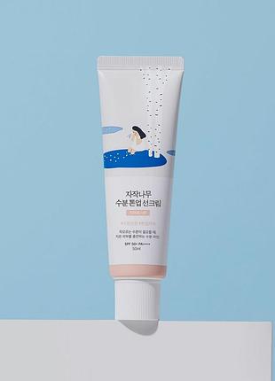Тонувальний сонцезахисний крем з березовим соком round lab birch juice moisturizing tone up sunscreen 50 ml