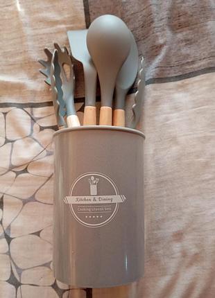 Набор с кухонными принадлежностями.