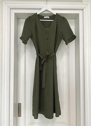 Зелена сукня в горошок