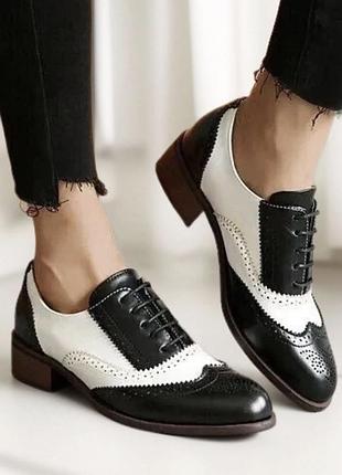 Clarks нові шкіряні чорно білі жіночі туфли-броги 9.5