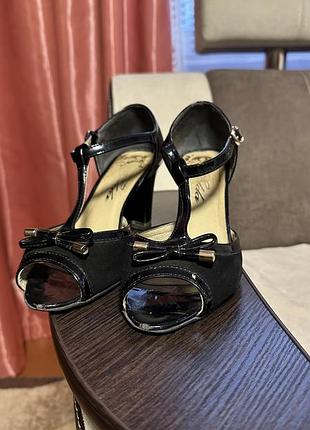 Чорні босоніжки на каблуку