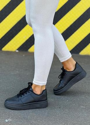 Жіночі кросівки