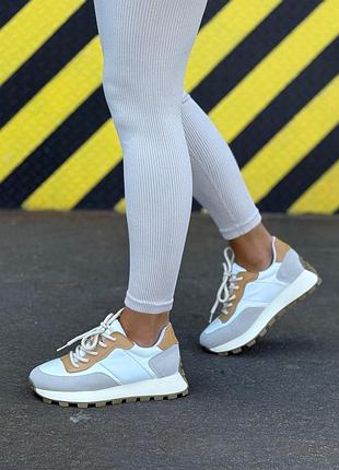 Жіночі кросівки