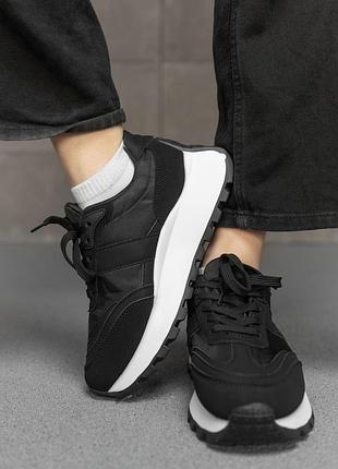 Взуття жіноче кросівки чорні/білі