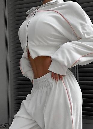 Жіночий велюровий спортивний крстюм укорочений зіп худі на блискавці з капюшоном та штани палаццо вільного крою з розрізами по низу