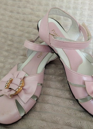 Кожаные босоножки на худи ножку