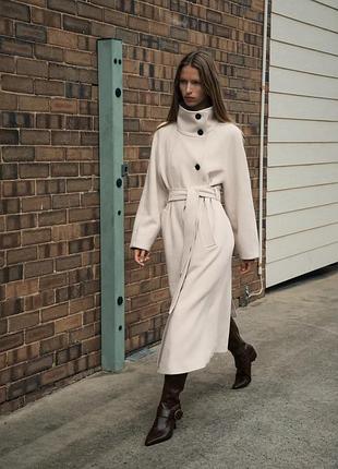 Длинное шерстяное пальто с высоким воротником