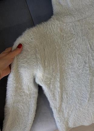 Пухнастий голубий светр 2