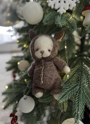 В"язана іграшка для малюка.