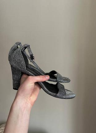 Срібні туфлі