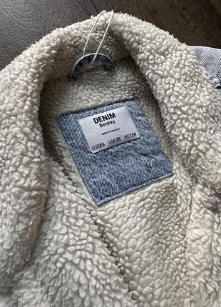 Джинсова куртка утеплена bershka