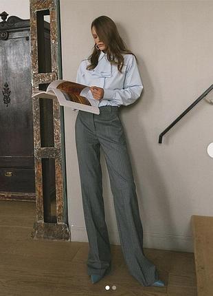 Серые широкие брюки в полоску