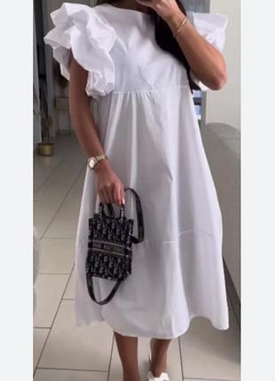 Белое свободное платье с пышными рукавами