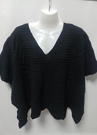 Пончо вязаное.
черный цвет