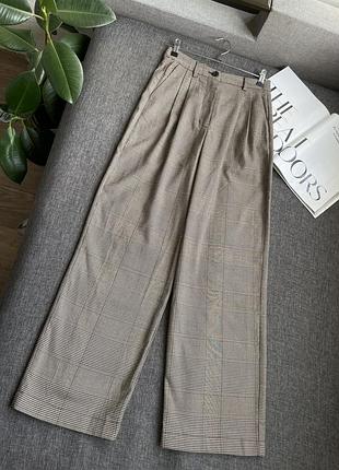 Коричневі широкі штани з защіпами в клітинку