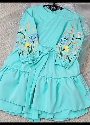 Платье с вышивкой