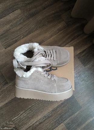 Теплые на меху угги на шнуровке