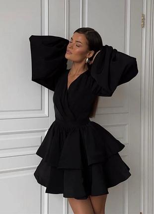 Жіноча чорна сукня