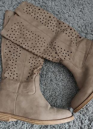 Чоботи з  перфорацією.
