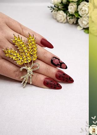 Брошь пучок пшеницы золотая с кристаллами на руке