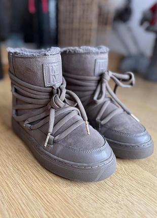 Зимові чоботи бренду h&m  в ідеальному стані . взутті декілька разів . розмір 36 . стильні колір