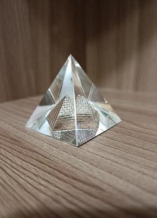 Прозора єгипетська призма