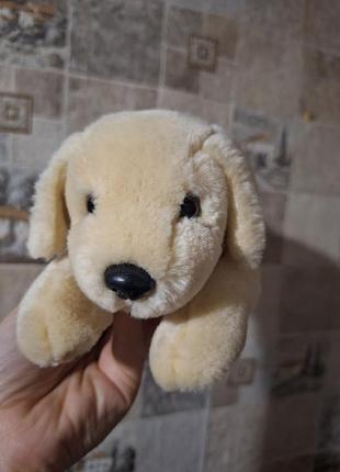 Игрушка в виде щенка лабрадора.