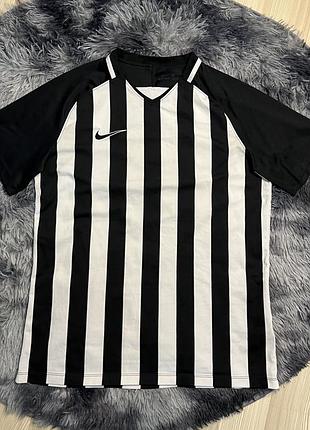 Спортивна футболка бренду nike , номер 4 на спині , оригінал