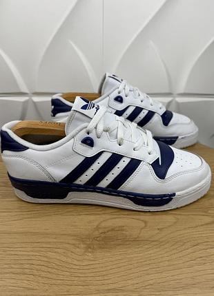 Оригінальні шкіряні кросівки adidas