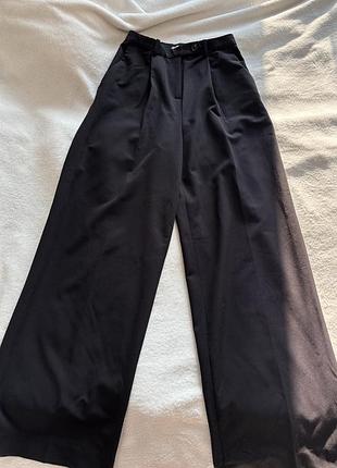 Жіночі класичні брюки з защипами