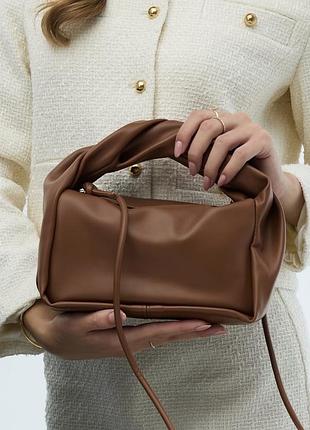 Класна сумочка в трендовому кольорі