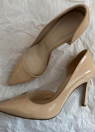 Бежеві туфлі човники