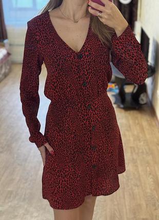Червона сукня в леопардовий тваринний принт на ґудзиках