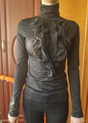 Чорний гольф з рюшами