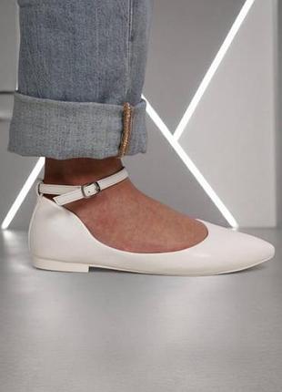 Білі балетки